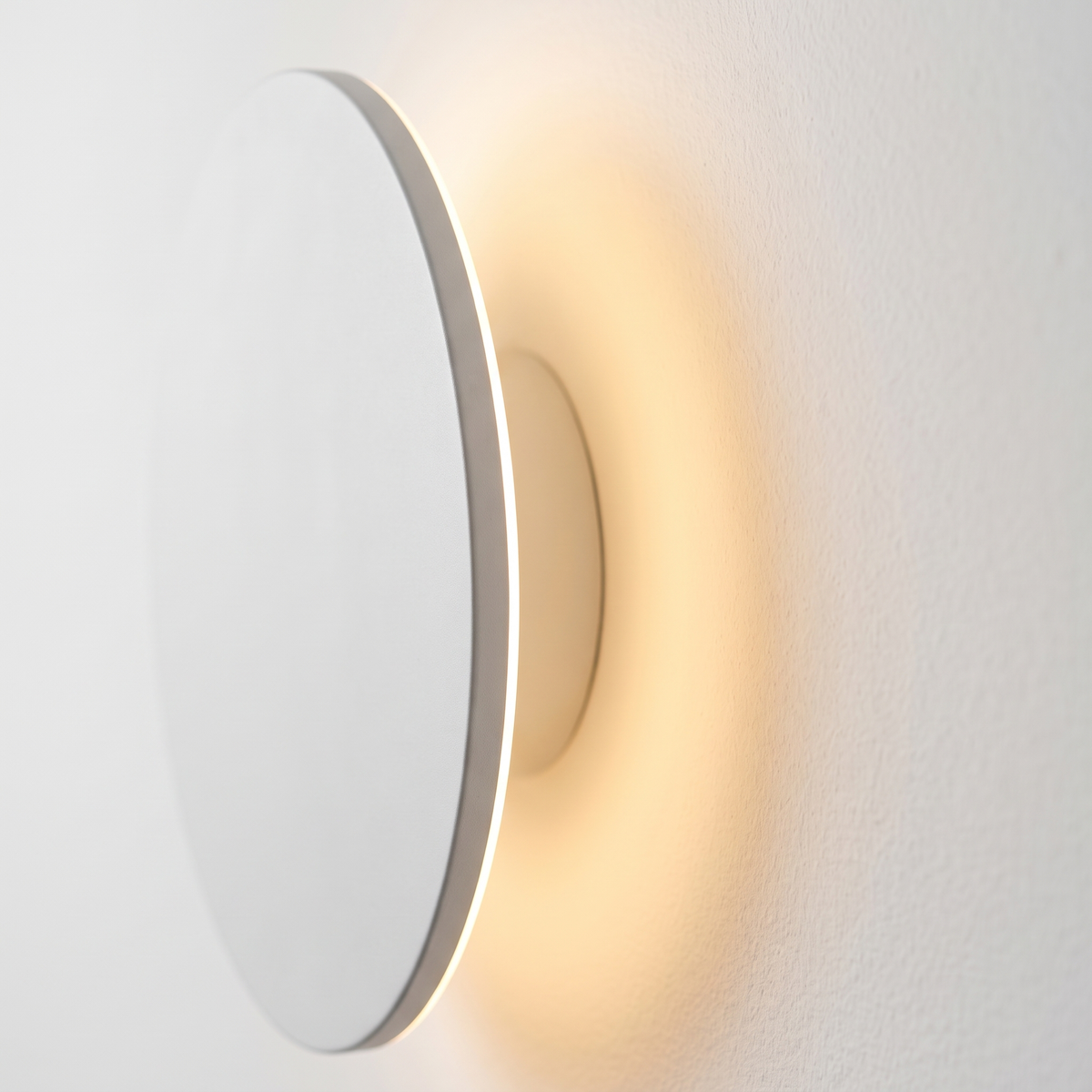 Eclipse Round LED Wall Light close-up of the disc edge and halo glow